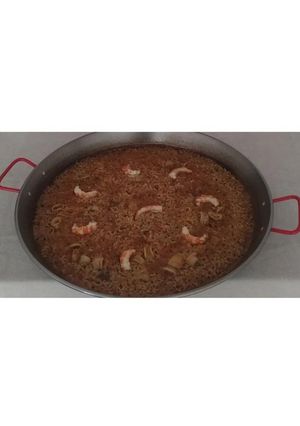 Una foto de Paella de gambes i calamars 🦐🦑