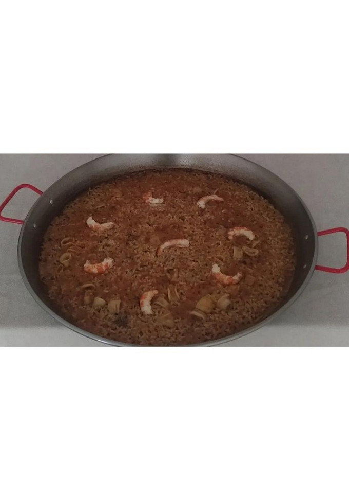 Una foto de Paella de gambes i calamars 🦐🦑