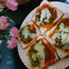 A picture of Bread pizza 🍕.