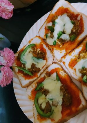 A picture of Bread pizza 🍕.