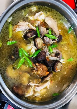 Hình của món Gà tiềm ớt hiểm xanh.