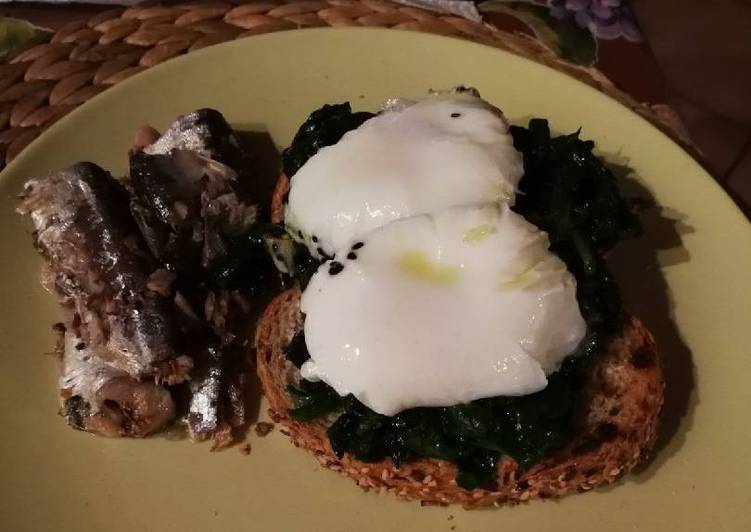 Bruschetta con spinaci e uovo in camicia