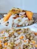 Ensalada de arroz tricolor con tortilla de cebolla crujiente