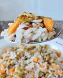 Ensalada de arroz tricolor con tortilla de cebolla crujiente