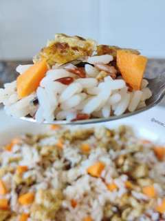 Una foto de Ensalada de arroz tricolor con tortilla de cebolla crujiente
