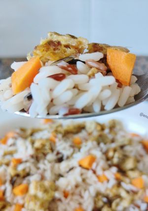 Foto principal de Ensalada de arroz tricolor con tortilla de cebolla crujiente
