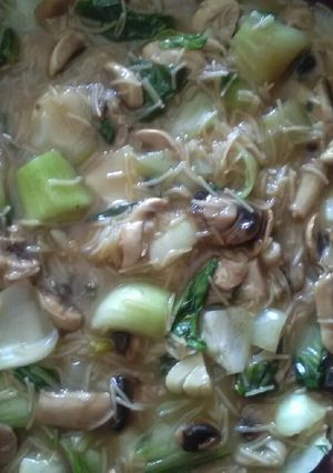 Una foto de Fideos pakchoi