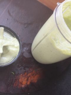 Una foto de Batido de pera con albahaca