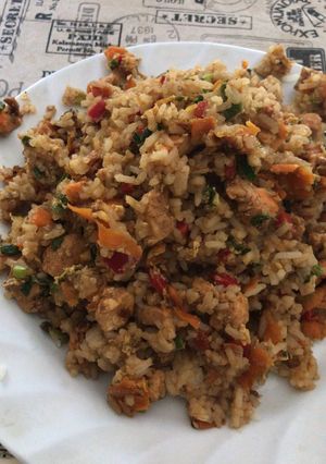 Una foto de Wok de arroz con pollo y vegetales