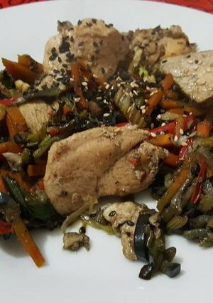 Una foto de Salteado de pollo y verduras fácil