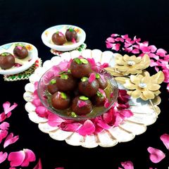 A picture of Gulab jamun.