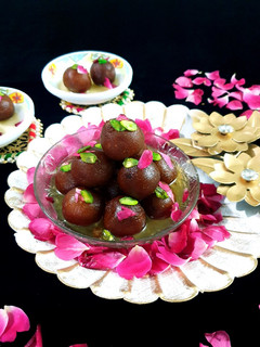 A picture of Gulab jamun.