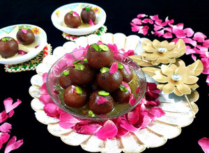 A picture of Gulab jamun.