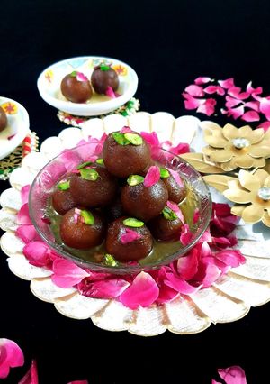 A picture of Gulab jamun.