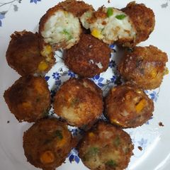 A picture of Italian cheesy balls.
