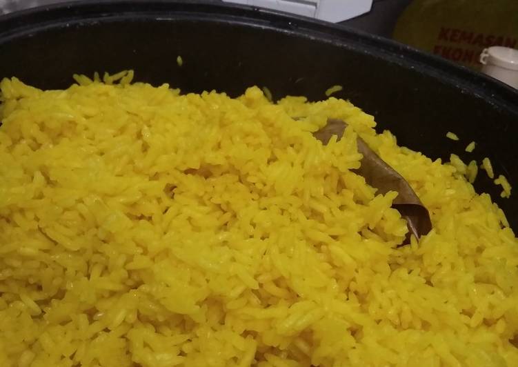 Cara membuat nasi kuning dengan magic com