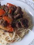 Espaguetis con tomates y carne a la bbq
