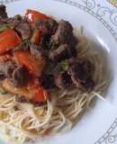 Espaguetis con tomates y carne a la bbq