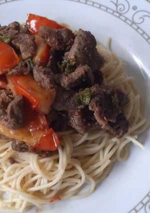 Una foto de Espaguetis con tomates y carne a la bbq