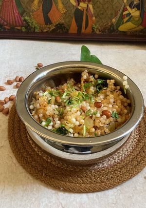 आलू साबूदाना खिचड़ी (aloo sabudana khichdi recipe in Hindi) रेसिपी मुख्य फोटो