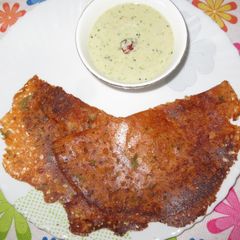 A picture of Tomato Rava Dosa with Coconut Chutney.