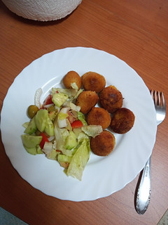 Una foto de Croquetas de pollo asado y verduras