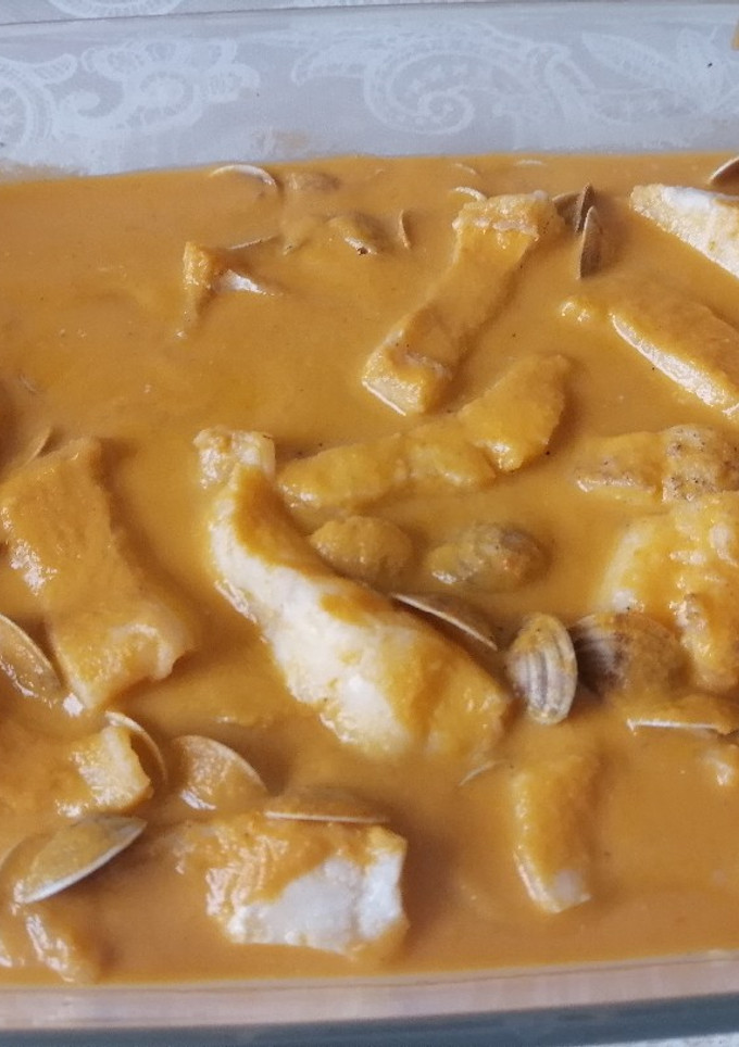 Una foto de Rosada al vapor con almejas y salsa de verduras (Thermomix)