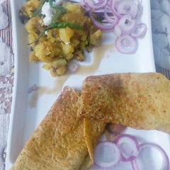 A picture of Moong Dal cheela with aaloo bhaji.