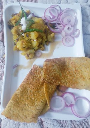 A picture of Moong Dal cheela with aaloo bhaji.