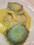 Raviolones de bondiola salsa de curry y queso azul