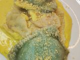 Raviolones de bondiola salsa de curry y queso azul
