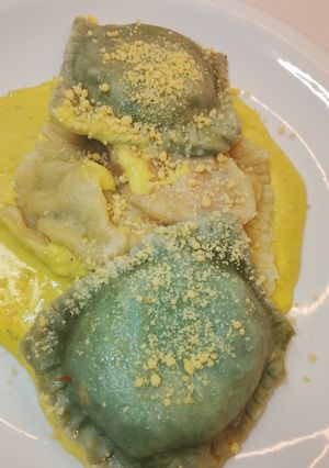Una foto de Raviolones de bondiola salsa de curry y queso azul
