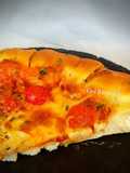 Pizza de pollo con los bordes rellenos