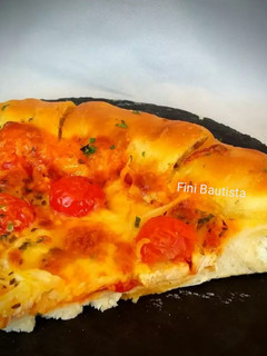 Una foto de Pizza de pollo con los bordes rellenos