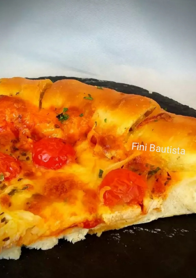 Una foto de Pizza de pollo con los bordes rellenos