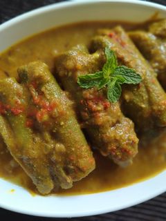 बेसनी भरवां तोरई (Besani bharwan torai recipe in hindi) रेसिपी मुख्य फोटो