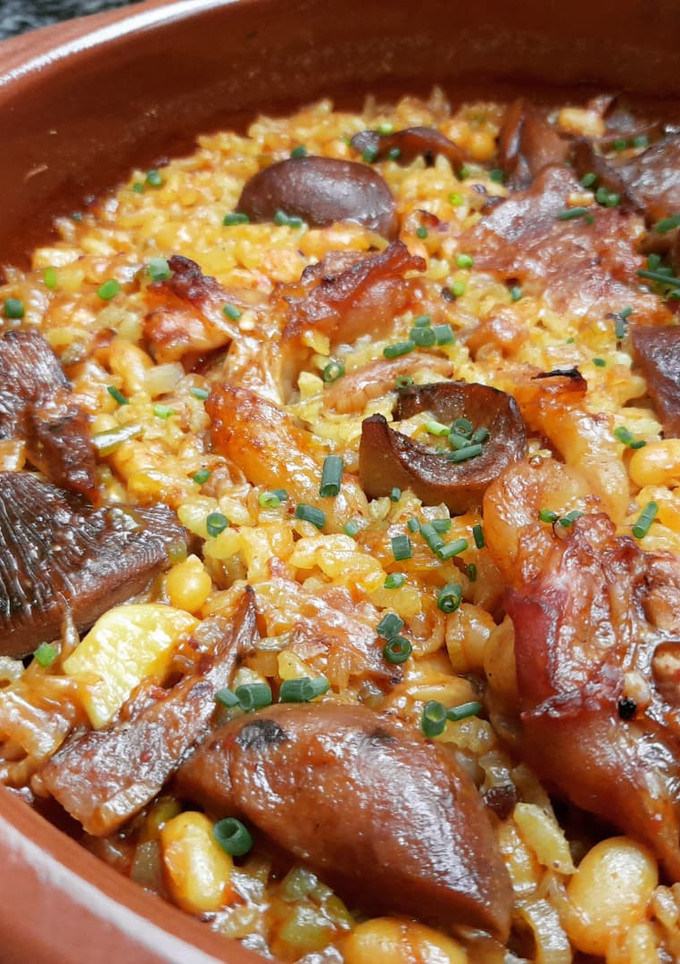 Una foto de Arroz con pies de cerdo, rovellons y fessolets
