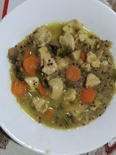 Una foto de Pollo con verduras y quinoa
