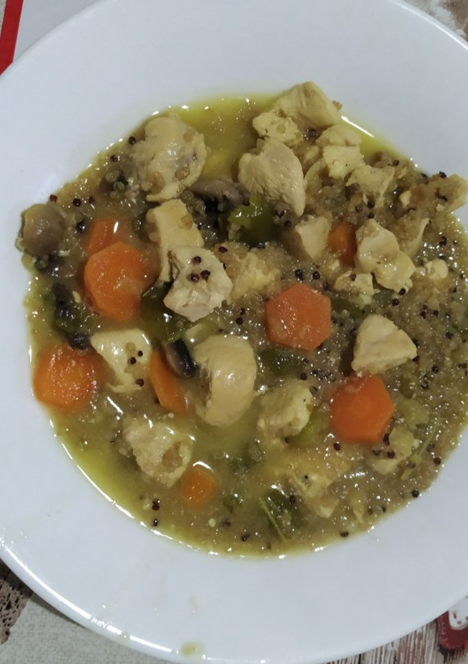 Una foto de Pollo con verduras y quinoa
