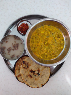 તિખારી મગ - જુવાર નો રોટલો - લસણ ની ચટણી - મગ નું ઓસામણ રેસીપી મુખ્ય ફોટો
