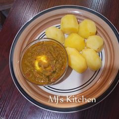 A picture of Boiled potatoes and avocado soup.