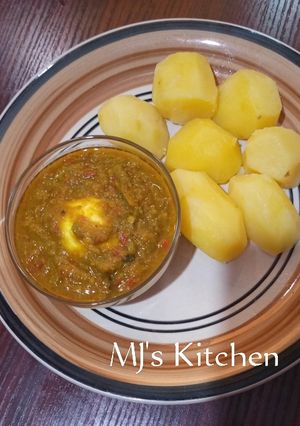 A picture of Boiled potatoes and avocado soup.