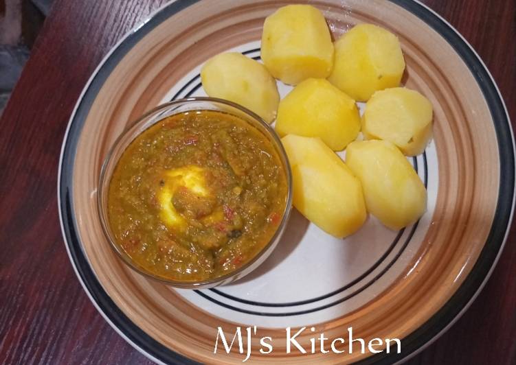 Boiled potatoes and avocado soup