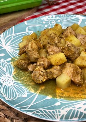 Foto principal de Solomillo de cerdo al curry con patatas en estuche Lékué al microondas