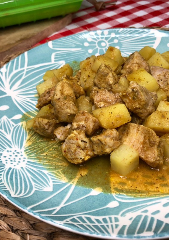 Una foto de Solomillo de cerdo al curry con patatas en estuche Lékué al microondas