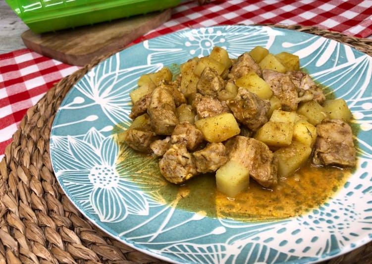 Solomillo de cerdo al curry con patatas en estuche Lékué al microondas