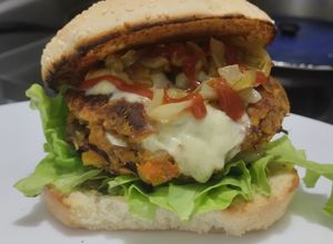 Una foto de Hamburguesa de frijol, soja texturizada y vegetales🫘🧅🍔