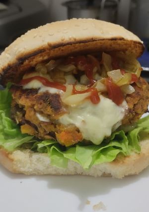 Una foto de Hamburguesa de frijol, soja texturizada y vegetales🫘🧅🍔