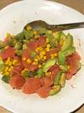Salade simplissime d’avocats, pamplemousses et maïs