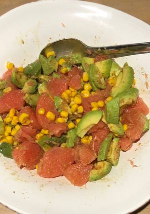 Une photo de Salade simplissime d’avocats, pamplemousses et maïs